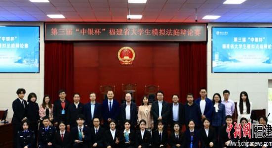 辩论赛嘉宾选手合影，可乐小说网
供图